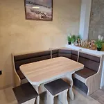 招待所 And Lucia&veronica